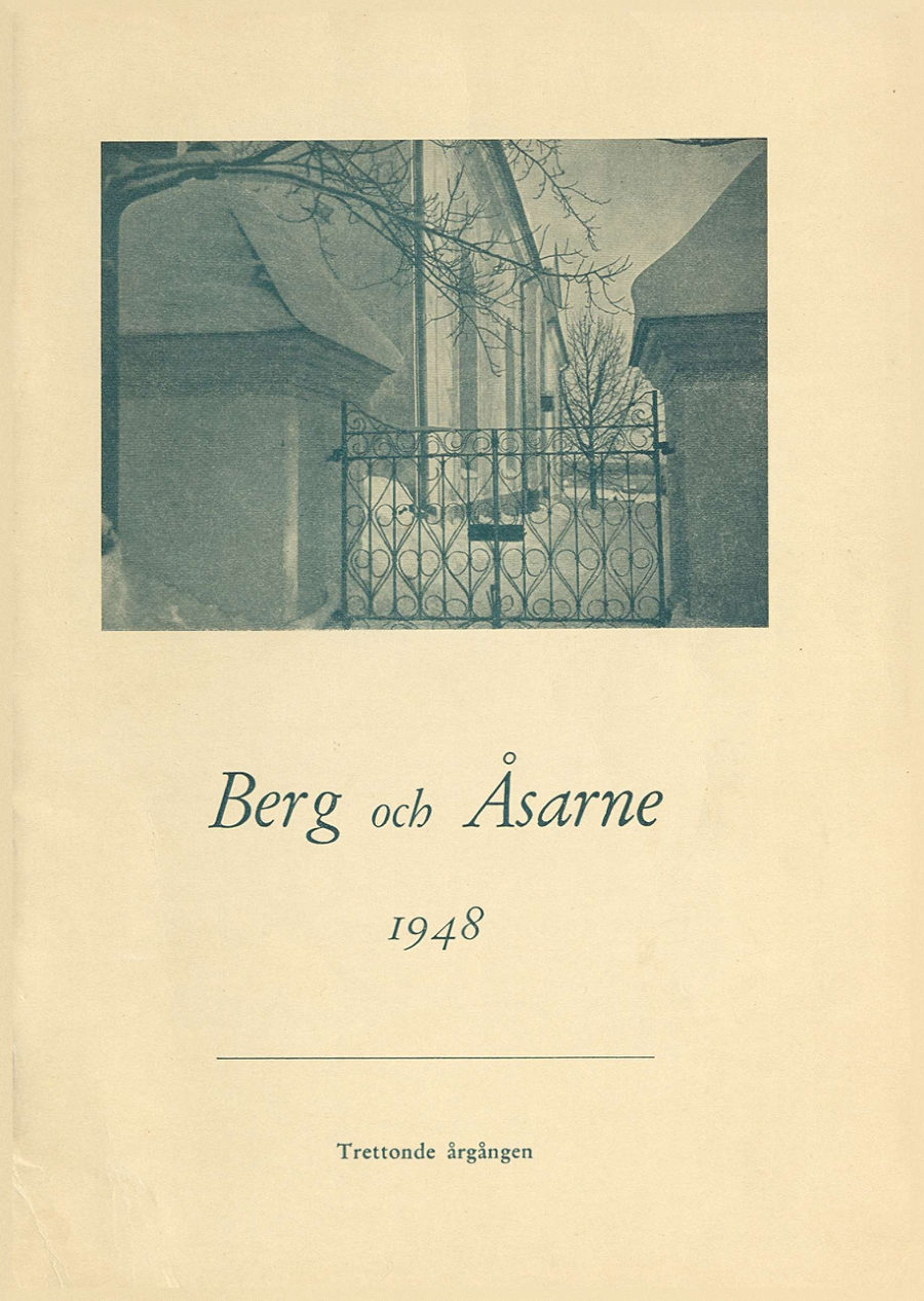 Omslag till Berg och Åsarne 1948, trettonde årgången, med blåtonat fotografi av en smidesgrind framför en byggnad