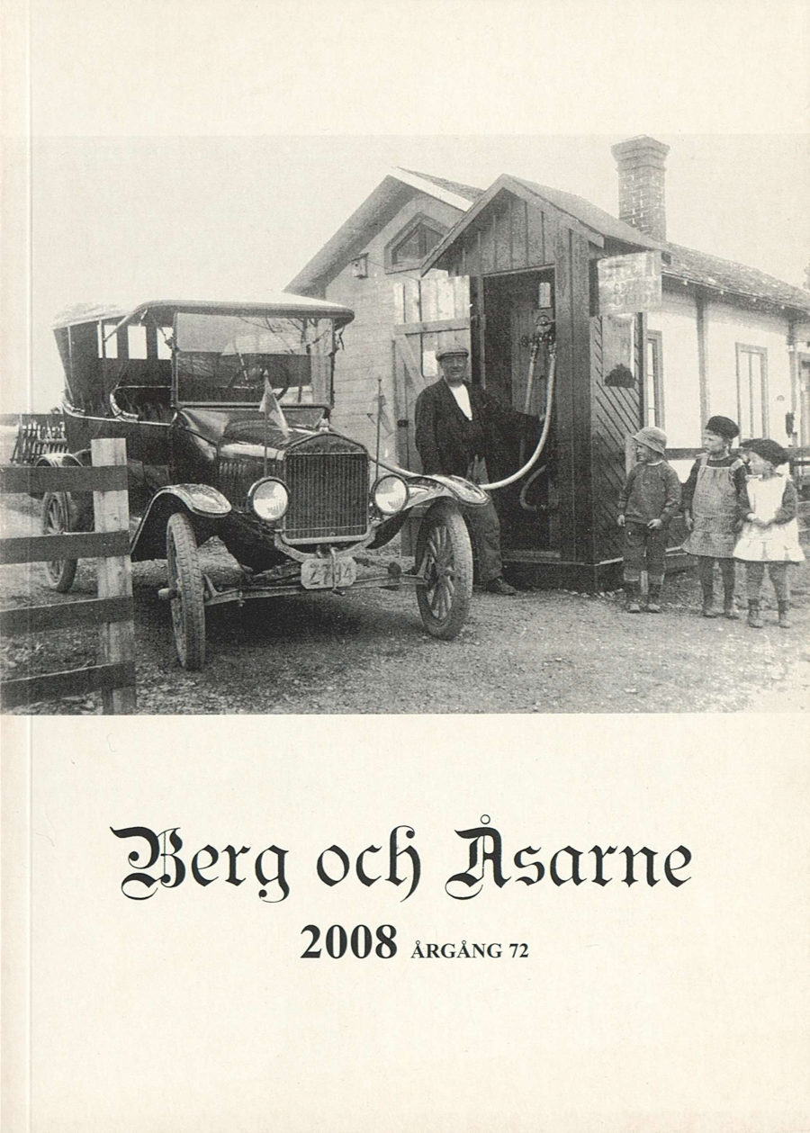 Omslag till Berg och Åsarne 2008, årgång 72, med fotografi av en T-Ford vid en bensinpump
