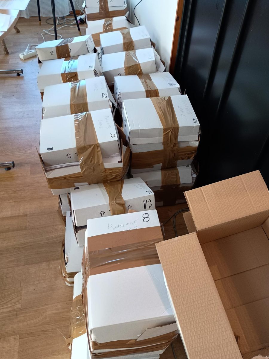 Staplade och batchmärkta kartonger med lantmäterihandlingar efter avslutad skanning